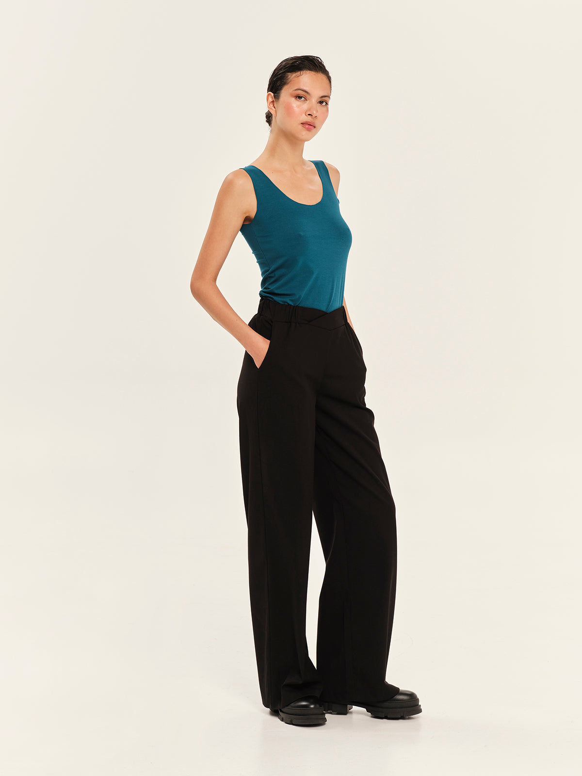 Inner Material Sleevless Tee Top